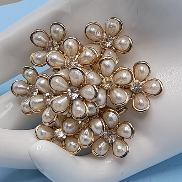 Vintage Coro Faux Pearl Flower Brooch, Clear Rhinestones, 1950s, 2 Inches - Picture 3 of 12
